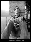 E' il mio primo foto ritratto. E ringrazio questo giovane Dorian Gray che ha posato per me mostrando tutta la sua espressione innocente e un accenno di sorriso...
Per non parlare poi delle ombre sulle mani...