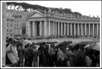 Fila di fedeli e di colonne...