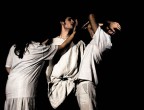 GIOCASTA: e' tesa verso Eteocle (gli vuole bene) per dargli una carezza che non riuscira' mai a dargli

EDIPO: ha le braccia che fanno una v con le mani sugli occhi (e' cieco) e chiude Eteocle 

POLINICE: ha il braccio snx alzato che protende in avanti chiudendo Eteocle in un cerchio perfetto