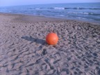 sabato ,9 giugno,ore 20.la spiaggia  diventata deserta,rimane,questo pallone colorato...compagno di giochi.DOMANI.. un'altro giorno..