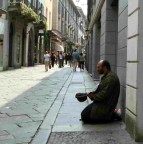 Le ricchezze moltiplicano gli amici,
ma il povero  abbandonato anche dall'amico che ha.
(Salomone)