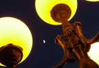 Luna tra i globi di un lampione