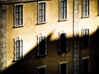 giallo (oggi niente cielo)
su campo di finestre verdi al tramonto
mentre l'acqua della pasta bolle
ed il fotoamatore gozzoviglia sul tetto