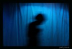 foto scattata alle prove di uno spettacolo a teatro. La luce blu la mettevano durante i cambi scena mentre le persone correvano avanti e indietro x cambiare i pochi oggetti presenti nella sceneggiatura.Purtroppo non mi ero portato dietro il cavalletto...