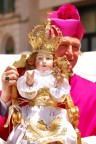 Matera 2 Luglio 2007, Maria SS della Bruna 
Arcivescovo di Matera con in Braccio il Bambinello che  seduto su una seggiola. 
Commenti e Critiche ben Accetti