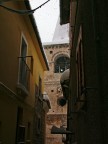 in dialetto abruzzese..vuol dire tra la piccole vie..
le "ruelle" (italianizzato) sono piccole vie, larghe anche 1,50 m..