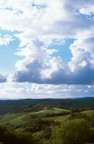 Campagna sotto un cielo di nuvole barocche