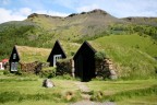 Antiche fattorie che ospitano il museo del folklore dove sono raccolti gli oggetti che documentano la vita in Islanda. I tetti venivano coperti da zolle d'erba per aumentarne l'isolamento termico. Queste case rappresentano un forte legame con il passato e costituiscono la memoria di una societ rurale che sta scomparendo.
