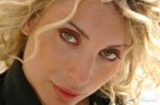 Giada mi guarda ed i suoi occhi verdi mi fanno navigare