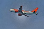 Airbus 320 della compagnia low cost Easyjet in fase di raggiungimento quota dopo il decollo.
Critiche e commenti sempre ben accetti