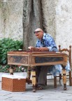Ancora un artista di strada, ancora la sua tracotante dignit, ancora una scoperta immensa in un mondo semplice. Lo strumento? Non so di che si tratti mi appare antico come antico e prezioso  il contesto di Ravello; gemma tra le colline della costiera Amalfitana