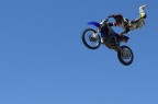 Un tuffo in piscina.... no, moto-freestile!