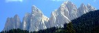 Inserisco nel mio album un panorama ottenuto da 4 scatti fatti in un posto veramente meraviglioso.
Vorrei che fosse notato il gioco delle ombre che fa sembrare che sulla montagna ci sia un poster di un ragazzo in maglietta