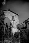 ... e fu cos che insieme alle erbacce spuntarono le antenne satellitari ...