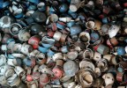 Auschwitz, Il gas gli inermi protagonisti indifesi vittime dello sterminio nazista. Vittime che portano con loro altre vittime, come l'evidente cumulo di stoviglie usate in quella breve agonia prima della mente e poi dei corpi.... Stoviglie che come feticci trovano relativo riposo quale  il riposo di quei corpi ammassati nelle fosse e nei nostri pi miserevoli ricordi.