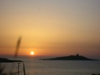il sole si nasconde cullando l'immagine dell'isola, che scomparira con esso nel buio