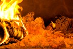 Il bruciare lento del legno, costretto in un forno che a 500 gradi risplente bianco come appena intonacato. La brace che aspetta solo di essere ammassata lungo il fianco per far posto alla regina dei piatti italiani: la pizza!
Canon EOS 350D - Sigma 18-200 f:4-6,3 - Dati esposimetrici: 1/80 a f:6,3