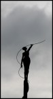 una statua di una donna nel cielo brumoso di Bruxelles