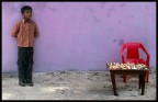 un piccolo venditore di conchiglie tra i colori incredibili di un'isoletta delle maldive