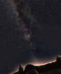 La via lattea si staglia imponente nel cielo stellato di Luglio.
mosaico di 2 scatti zoom 17/70 a 17 mm  f/2.8 3 min. con inseguimento siderale.
In basso si intravvede il telescopio che mi ha fatto da guida.
Critiche e commenti ben accetti.