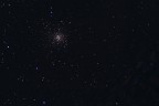 Nelle notti d'estate, a sud, possiamo spingere lo sguardo fino al centro della nostra galassia. E' qui che troviamo la costellazione dello Scorpione, e vicino alla stella Antares (il cuore dello Scorpione) un densissimo ammasso di stelle.
Nella foto si vede questo ammasso, detto "globulare" in gergo astronomico.
I riflessi in basso a destra sono quelli gettati dalla stella Antares, fuori dal campo inquadrato.

Commenti e suggerimenti ben accetti.