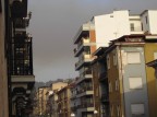 Ho scattato questa foto alle 6 del mattino per ricordare come era il cielo dopo 48 ore che a causa di vari incendi divampati sulle colline circostanti Cosenza sullla citt  piovuta cenere per 2 giorni, era un effetto bellissimo, sembrava di vivere vicino l'etna.

ho usato una Benq DC C60