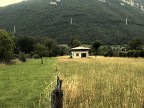 Casetta in un campo