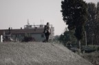 Scatto rubato, si tratta di una signora rumena che fa la badante presso la mia vicina, ogni giorno 5 km a piedi lungo il fiume....

Commenti e critiche sono graditi