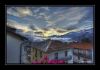 Senza far caso al paesaggio ero sul mio balcone e in un attimo ho deciso di fare una serie di scatti per elaborare un HDR. NOn sono esperto non so ancora bene come regolare i vari settaggi.
Quello che non mi convince  l'efetto grana che esce fuori in certe zone dell'immagine che potrebbe anche essere voluto o gradevole in certi casi ma il problema  che io non riesco a toglierlo quindi mi  imposto.