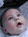 Qualcuno si  mai chiesto qual' l'espressione che ncarna il senso di meraviglia?! Secondo me  questa che aveva il mio bambino mentre guardava la mia mano ( che nella foto non si vede)....