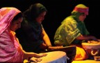 La magia di alcune Donne Sarawi all'interno della loro tenda: tamburi che battono, odore del t, ed il rumore del deserto....tutto possibile, ma la magia viene ripetuta ogni volta che queste popolazioni portano in giro il loro spettacolo.Questa volta a Livorno durante "Effetto Venezia" una rassegna per far conoscere le culture ele forme di arte delle diverse etnie del mondo.