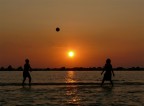 2 ragazzi che si godono la vita accarezzati da un dolce tramontar del sole. (Lumix FZ50)
