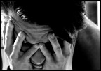 Autoritratto
 una posa che tengo spesso. Per motivi a me non poi cos ignoti.
Qui, dovendo preparare il necessario, la posa risulta forse un p macchinosa. 
La sottoesposizione  voluta. Le difficolt che ho riscontrato e che hanno reso a tratti lo scatto "difettoso" sono da attribuire alla fortissima luce del sole proveniente dalla finestra. Le ho provate tutte... 
Massacratemi pure. Anzi, ve lo chiedo!
Critiche e consigli. Vi ringrazio in anticipo
AdA