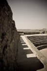 Monsaraz, Alentejo - Portugal

e andando nel sole che abbaglia
sentire con triste meraviglia
com tutta la vita e il suo travaglio
in questo seguitare una muraglia
che ha in cima cocci aguzzi di bottiglia.
E. Montale