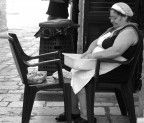 ... la signora prepara la cena... 
Sono momenti di vita ormai passati che qualcuno continua a coltivare tra le vie di una citt vecchia che non dimentica le proprie origini. 
Tra la cultura e le bellezze del posto sono riuscio a strappare un'immagine... 
quest'immagine remota
