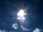 Immagine della luce del sole circondata da alcune nuvole. Made by Fuji S5500