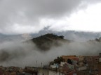Veduta di contrada Pizzo, collina situata a Nord del mio paese. Si notino le nuvole e la nebbia che la circondano. Made by Fuji S5500