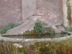 Un fontanile antico, in un piccolo borgo, nato sul rovine di un insediamento romano.
Sembrava essere l da sempre.