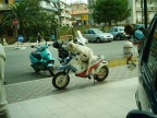 Situazione al parcheggio di un centro commerciale......o il padrone della moto usa " CAN-ALLARM" ???