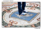 ... c' l'usanza quando si visita Milano, all'interno della galleria Vittorio Emanuele, di effettuare una rotazione sul tallone sulle "palle del toro", come auspicio per il futuro.