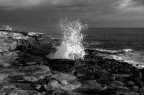 la risacca risale per un sifone nella scogliera e forma una specie di geyser.