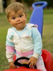 Emma a 13 mesi che gioca
