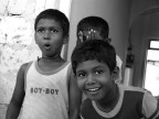 Maldive - Kihaad

E' un trucco che uso spesso quando fotografo gruppetti di bambini...
Mentre mia moglie li distrae, io mi abbasso e... immancabilmente il pi curioso di loro mi imita, quasi a voler entrare per forza nell'inquadratura.
E allora scatto... la loro curiosit spontanea.

Pochissimo lavoro il pw, solo un po' di bilanciamento delle tonalit di grigio.

Via con le critiche