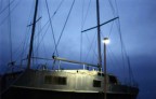 barca sospesa nel blu