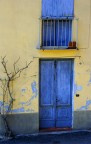 in un vicolo del centro cittadino...