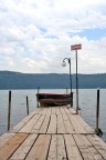 Barca sul pontile del lago di Albano