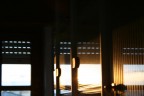 E' la prima foto... ovviamente niente di particolare... semplicemente mi piaceva il riflesso del sole sulla vetrina.

Spero di migliorare con il vostro aiuto...