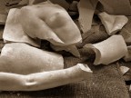 corpo muliebre di gesso mutilato