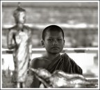 Un giovane novizio in un tempio di Chiang Mai, Thailandia del Nord...