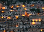 Notturno a Modica
DMC FZ30, f73.6, 1/4 sec, ISO 80, lungh. foc. 110 mm equiv.; 11/9/06 ore 19:25